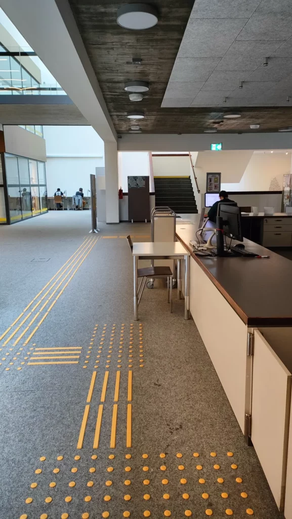 Uniwersytet Medyczny we Wrocławiu — oznakowania wewnętrzne i zewnętrzne